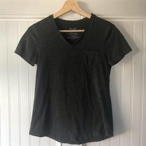 ✨2 for $10✨ WOMENS V-KNECK TEE